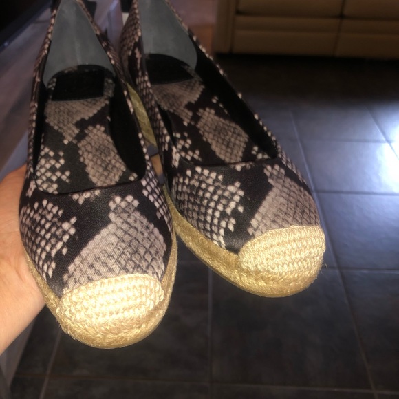 Tory Burch Heather 40MM Printed Satin Wedge Espadrille Shoes - Picture 5 of 10